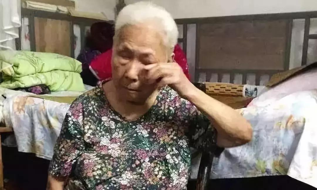 毒打、强奸、*虐性**……他把一个女人故事画成漫画，看到第几张你哭了