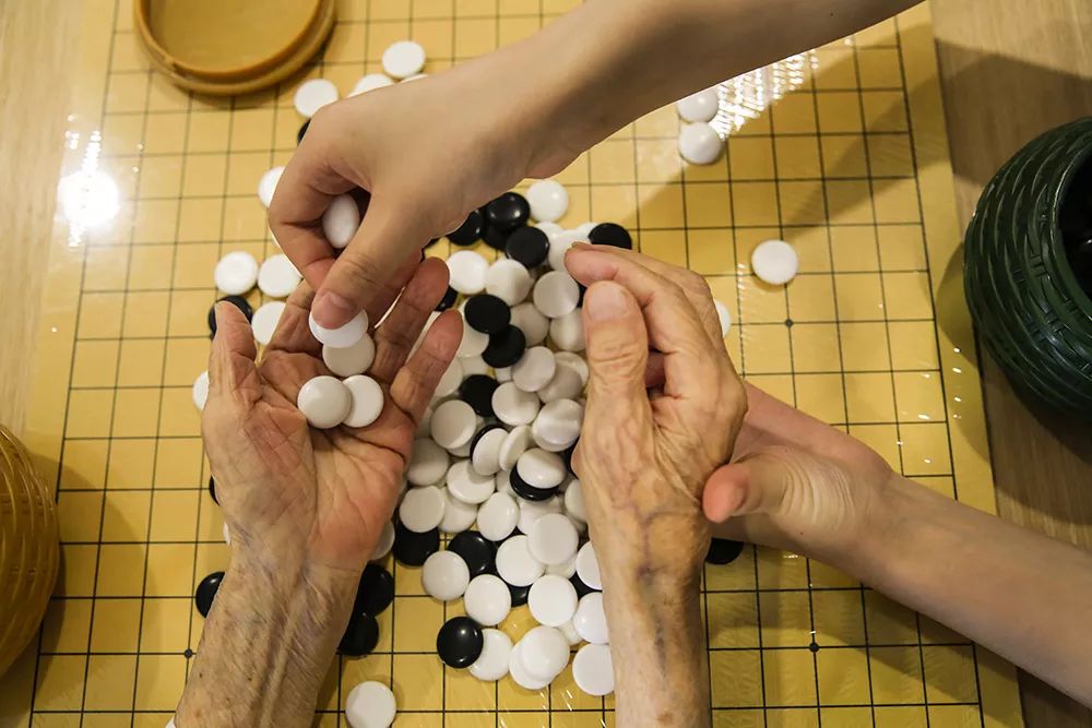 智能卫生护理机器人,自动化清洁厕所的机器人