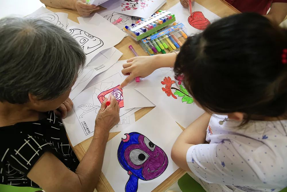 智能卫生护理机器人,自动化清洁厕所的机器人