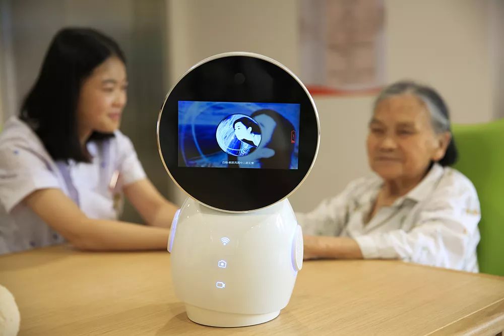 智能卫生护理机器人,自动化清洁厕所的机器人