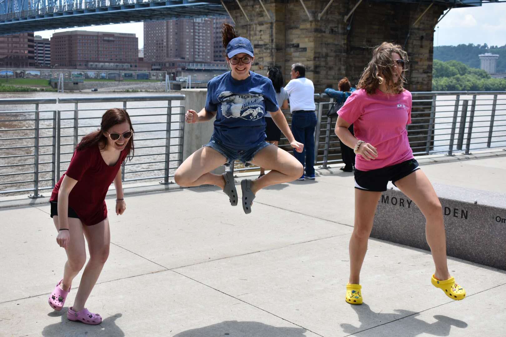 关闭所有工厂，丑爆的洞洞鞋成了“过气网红”？