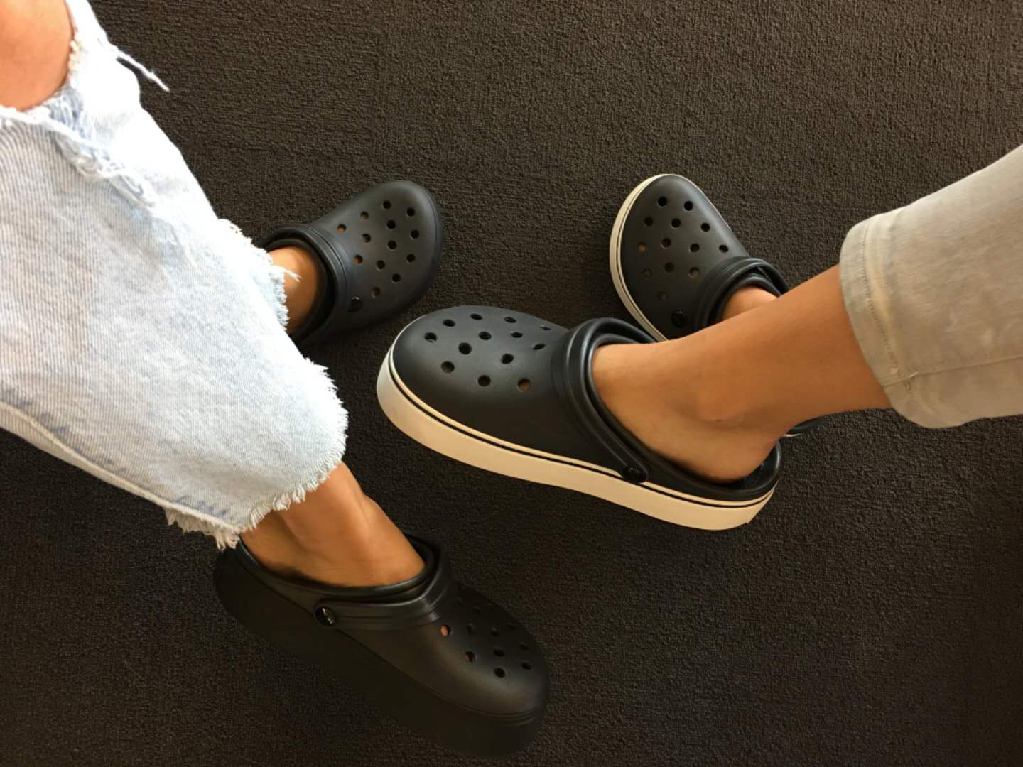 关闭所有工厂，丑爆的洞洞鞋成了“过气网红”？