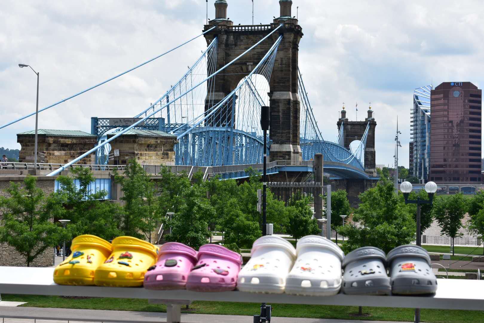 关闭所有工厂，丑爆的洞洞鞋成了“过气网红”？