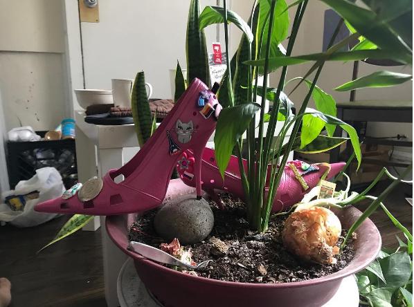 关闭所有工厂，丑爆的洞洞鞋成了“过气网红”？