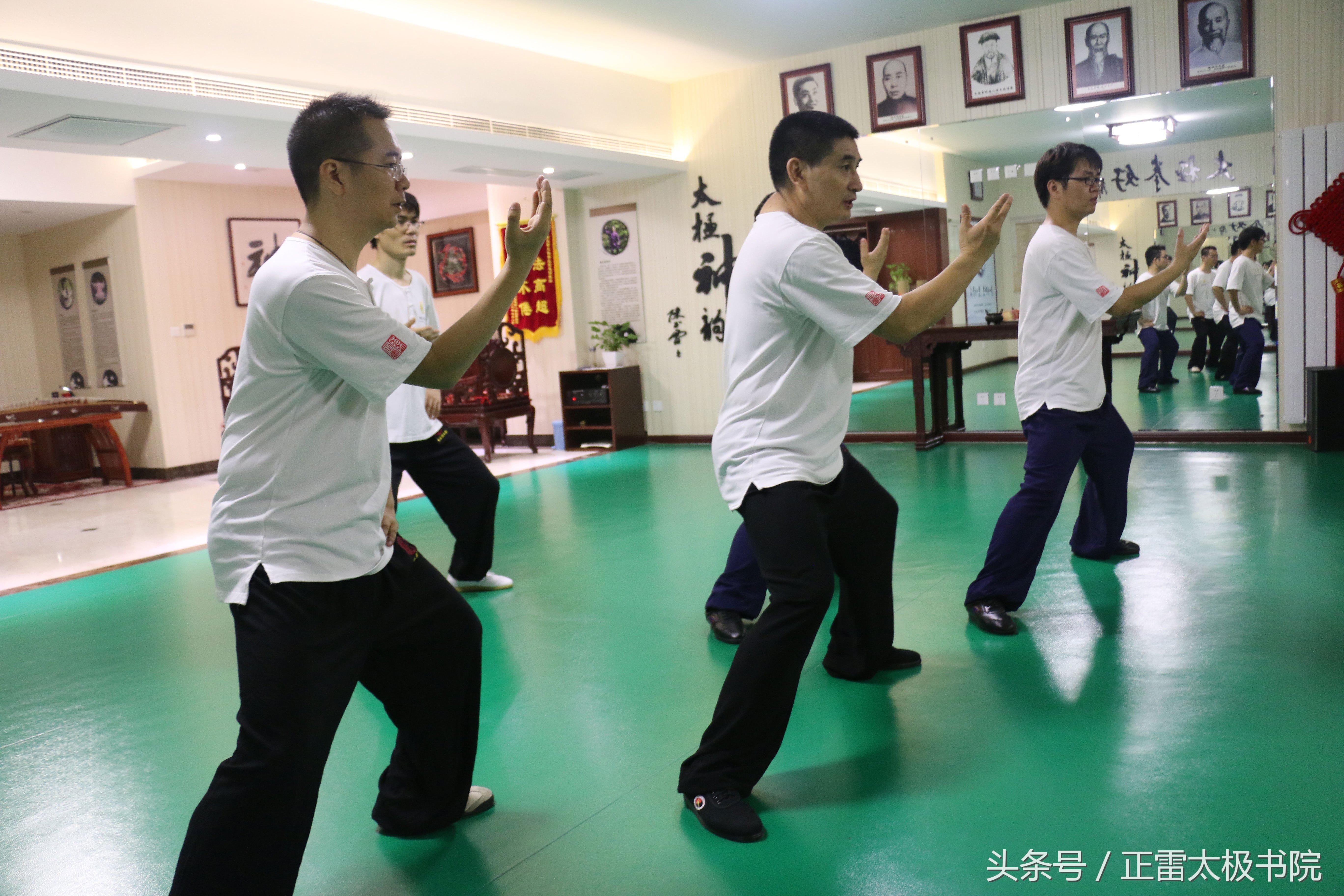 老前辈演练太极拳,老前辈指导动作