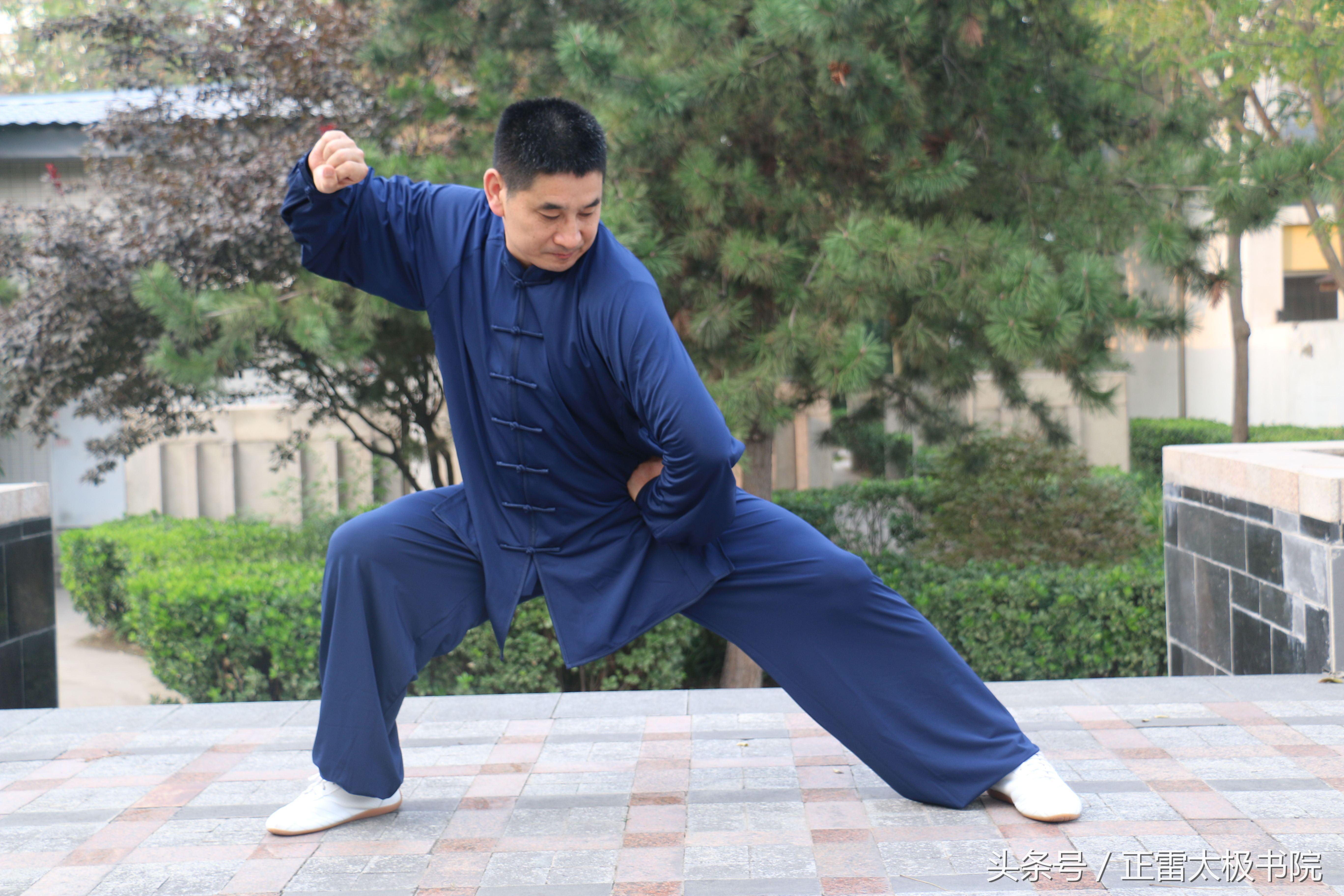 老前辈演练太极拳,老前辈指导动作