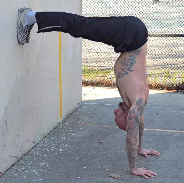 离墙倒立怎么掌握平衡,靠墙倒立该怎么倒上去