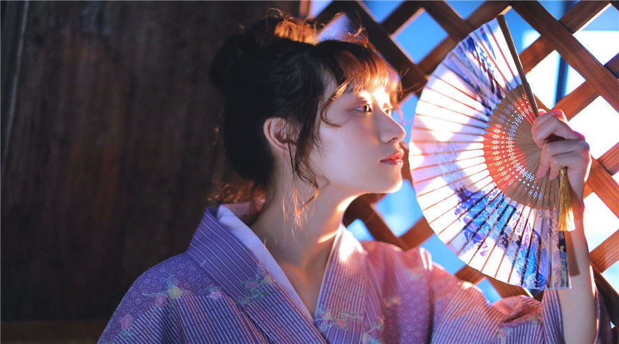 紧紧的握着双拳，在嫉妒的同时，她快速的脱下……