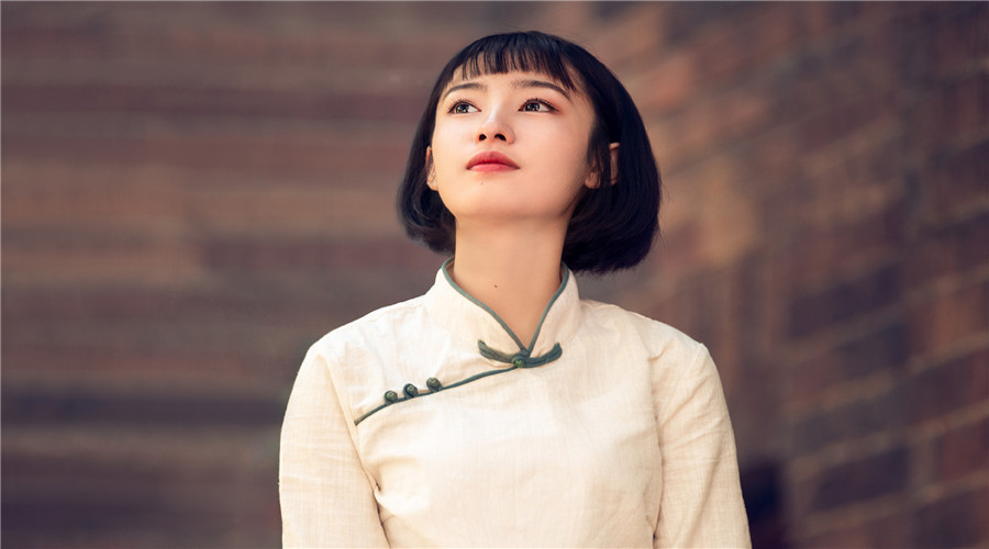 紧紧的握着双拳，在嫉妒的同时，她快速的脱下……