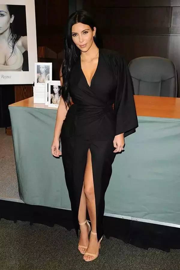 裸色跟黑色鞋子哪个好看,什么颜色的鞋子最百搭图片