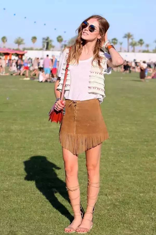 裸色跟黑色鞋子哪个好看,什么颜色的鞋子最百搭图片