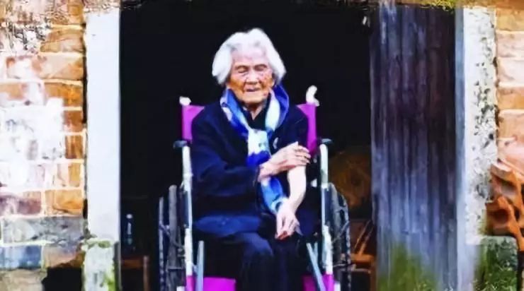 毒打、强奸、*虐性**……他把一个女人的真实故事画成漫画，看到第几张你哭了？