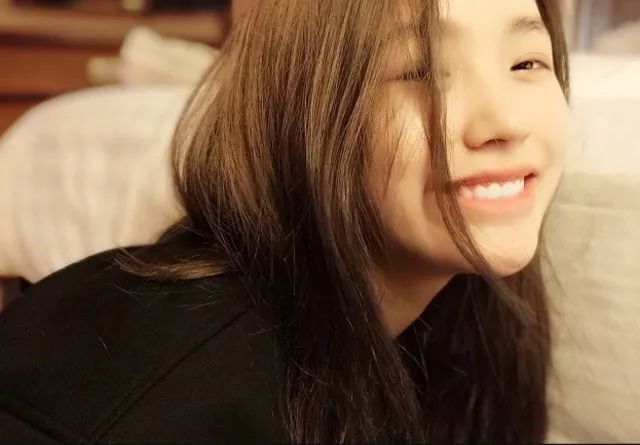 林允蓝色连体泳装,林允晒海边胶片自拍照