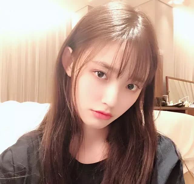 林允蓝色连体泳装,林允晒海边胶片自拍照