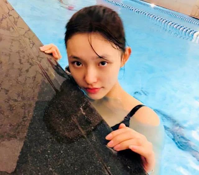 林允蓝色连体泳装,林允晒海边胶片自拍照