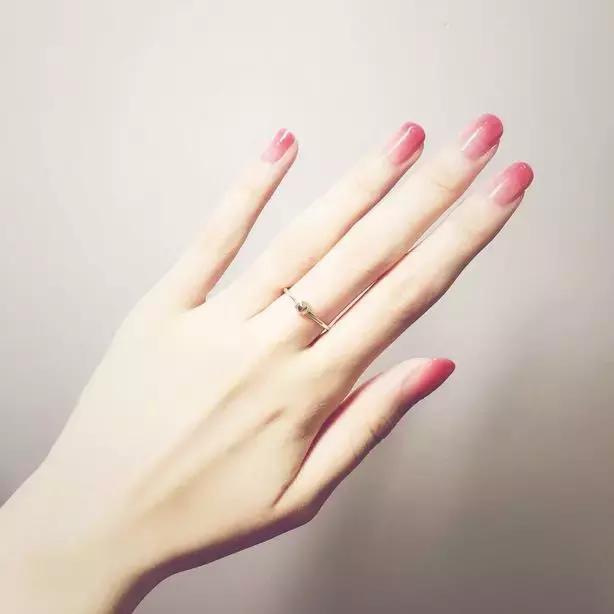 有几种指甲油是可以很漂亮的,颜色好看的平价可撕拉指甲油