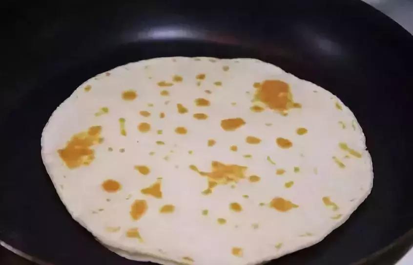 单饼卷土豆丝饼的做法,土豆丝单饼怎么做又软又薄