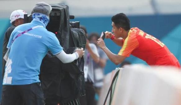 亚运会期间国足小将面对采访自黑：别把我拍成白斩鸡，我是黑切鸭