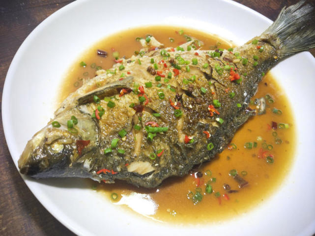 怎么煎鱼粘锅掉皮什么原因,煎鱼掉皮怎么继续做红烧鱼