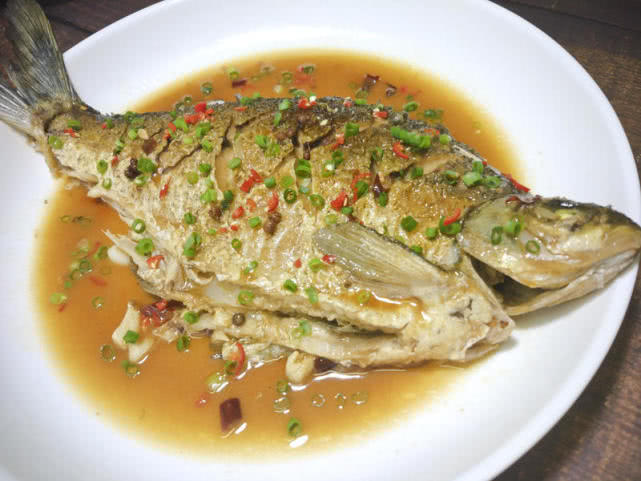 怎么煎鱼粘锅掉皮什么原因,煎鱼掉皮怎么继续做红烧鱼