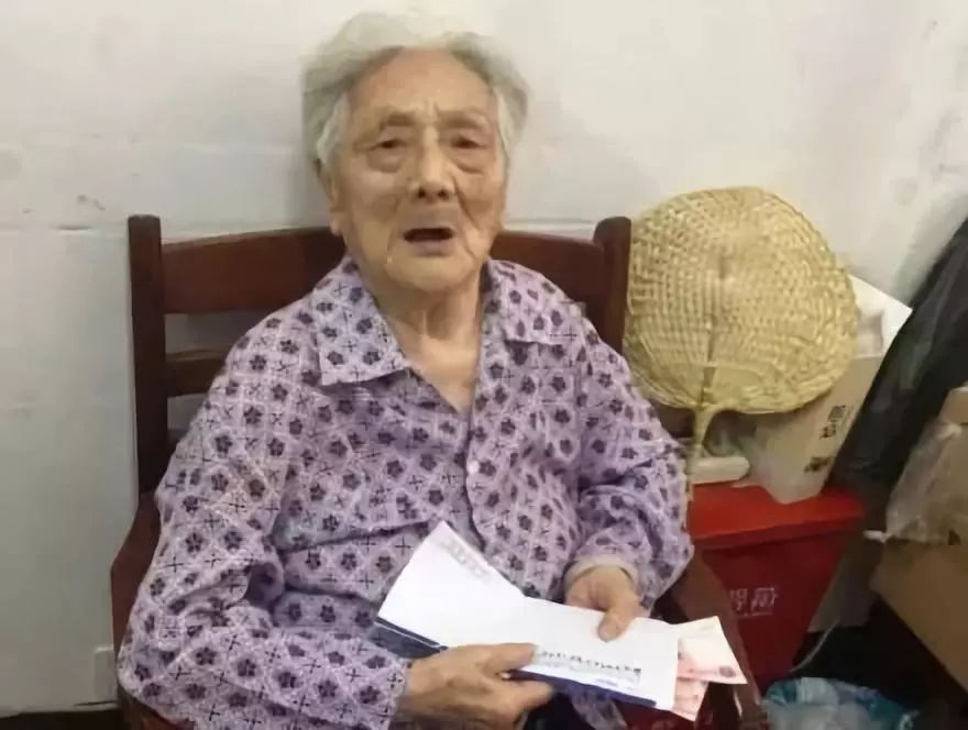 毒打、强奸、*虐性**……他把一个女人的真实故事画成漫画，看到第几张你哭了？