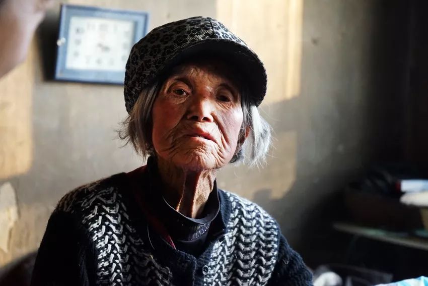 毒打、强奸、*虐性**……他把一个女人的真实故事画成漫画，看到第几张你哭了？