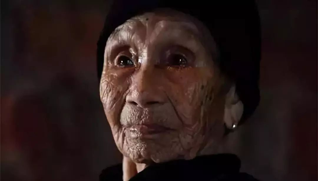 毒打、强奸、*虐性**……他把一个女人的真实故事画成漫画，看到第几张你哭了？