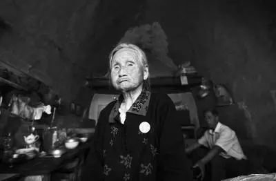 毒打、强奸、*虐性**……他把一个女人的真实故事画成漫画，看到第几张你哭了？