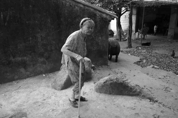 毒打、强奸、*虐性**……他把一个女人的真实故事画成漫画，看到第几张你哭了？