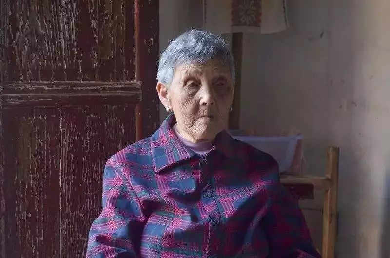 毒打、强奸、*虐性**……他把一个女人的真实故事画成漫画，看到第几张你哭了？