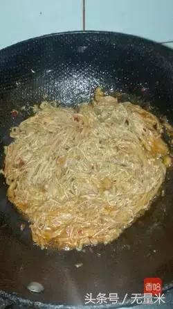 香辣可口的金针菇,香辣金针菇又简单又好吃