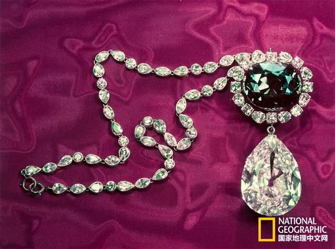 钻石有荧光不值钱 (钻石本来不值钱)