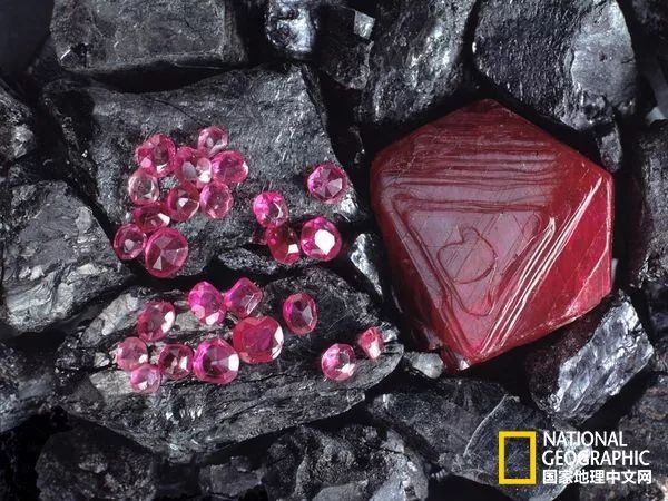 目前地球有没有比钻石还珍贵 (地球大量钻石)