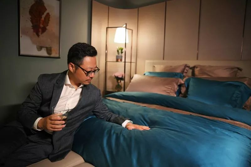 这些年的旅途，是谁在陪你睡？