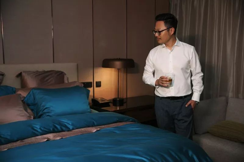 这些年的旅途，是谁在陪你睡？