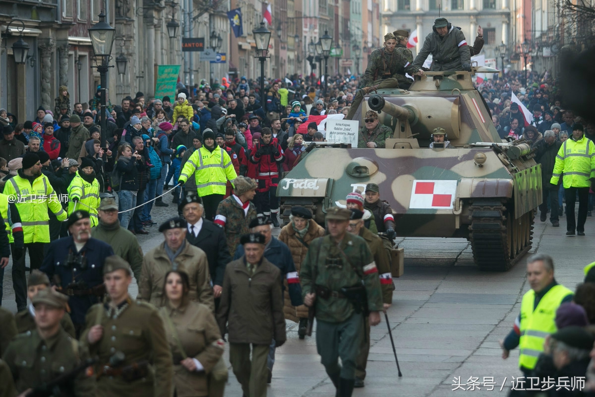 穿德军军服开三轮摩托,穿德军军服去以色列