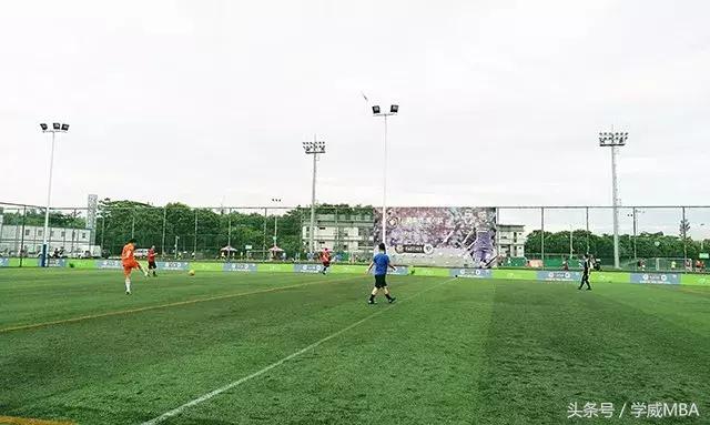 顽强拼搏，坚持到底——学威国际商学院第三届足球友谊赛拉开帷幕