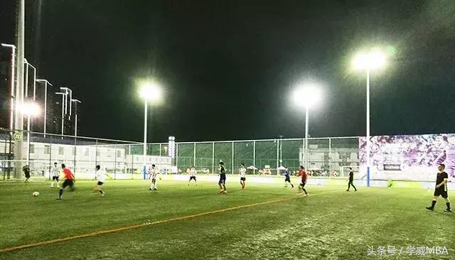 顽强拼搏，坚持到底——学威国际商学院第三届足球友谊赛拉开帷幕