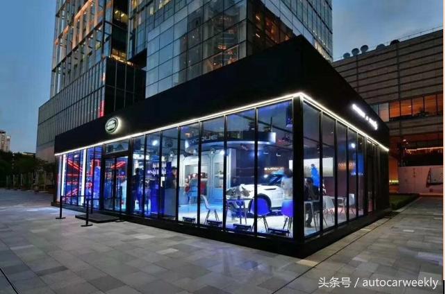 路虎揽胜极光和路虎发现运动版,路虎极光和路虎发现运动停一起