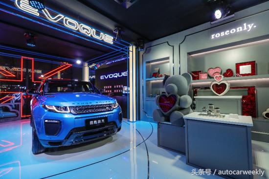 路虎揽胜极光和路虎发现运动版,路虎极光和路虎发现运动停一起