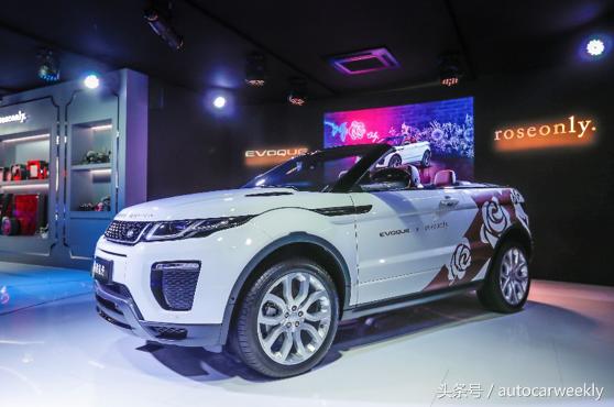 路虎揽胜极光和路虎发现运动版,路虎极光和路虎发现运动停一起