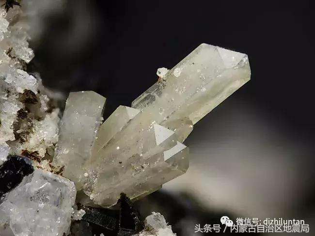 锆石替钻戒，可惜岳父是搞地质的……