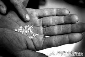 锆石替钻戒，可惜岳父是搞地质的……