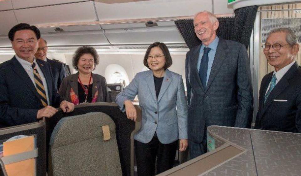 光骗岛内还不够为救年底选情，蔡英文带陈菊骗到美国