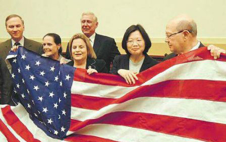 光骗岛内还不够为救年底选情，蔡英文带陈菊骗到美国