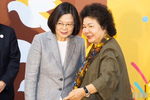 光骗岛内还不够为救年底选情，蔡英文带陈菊骗到美国