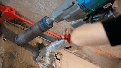 窗户上的横梁能打空调孔吗,横梁上打空调孔怎样避开钢筋