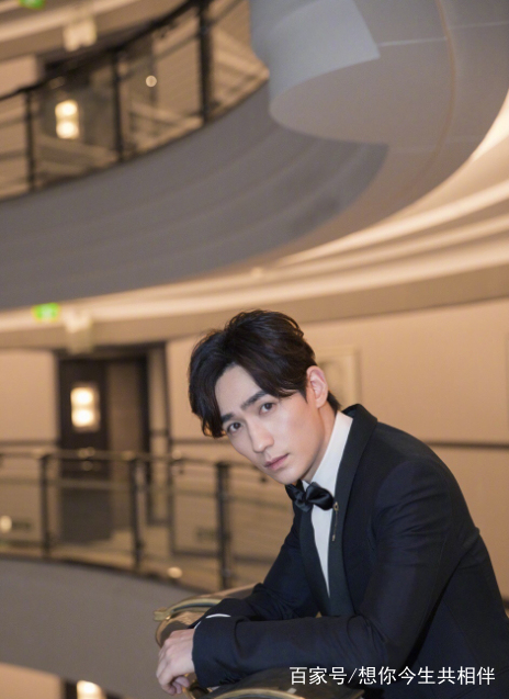 朱一龙对她说：咱俩一起过节吧！然后粉丝们的反应太火爆了