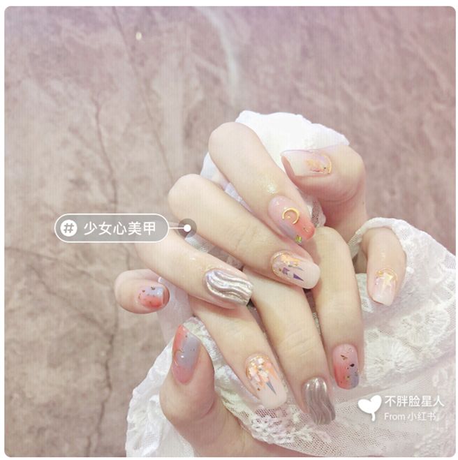 美甲款式图片ins中长款裸色系渐变,好看的美甲ins推荐