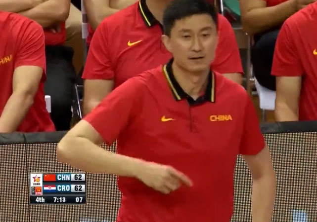 男篮惨败这几个人可以弃用,中国男篮末节失误葬送比赛